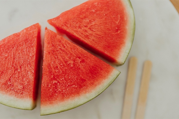 Leckere Melone für den Sommer mit Kindern zubereiten