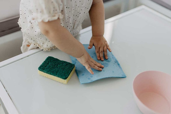 Den Tisch mit Kleinkindern putzen - so geht es spielerisch