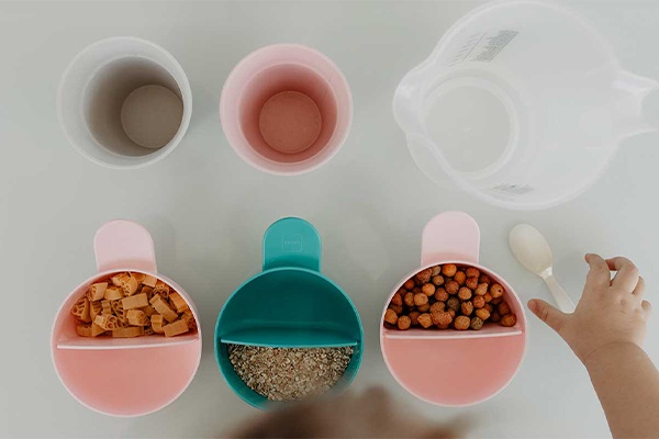 Schüttspiele mit Materialien in unterschiedlichen Behältnissen 