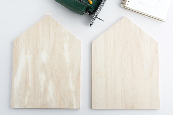 Die Außenseiten des kleinen Gewächshauses zurechtsägen