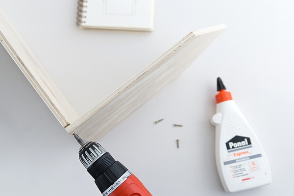 Kleber und Akkuschrauber, um das Mini Gewächshaus nachzubauen