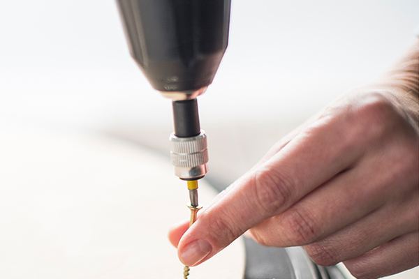 Nagel mit Bohrmaschine