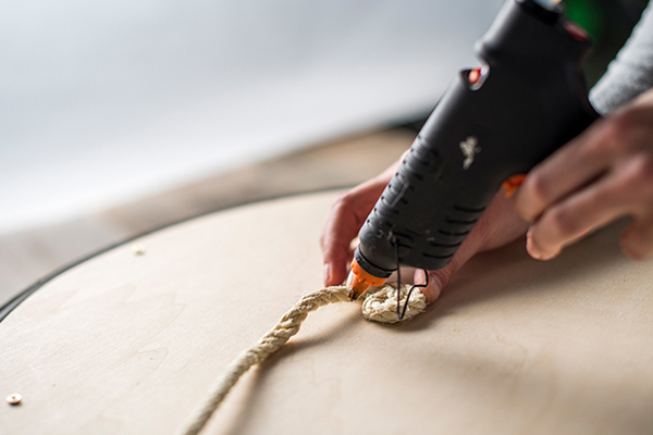 Juteschnur mit Heißklebepistole anbringen