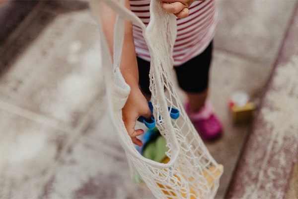 Spielzeug für den Sandkasten praktisch und sauber verstauen 