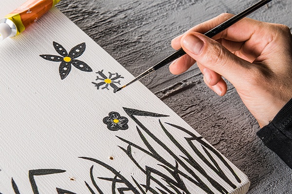 Vogelhaus aus Holz bunt bemalen und als Hingucker im Garten platzieren