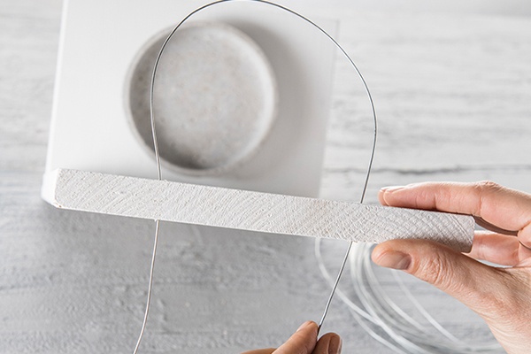 Vogelhaus mit der Vorrichtung aus Draht für das Futter versehen