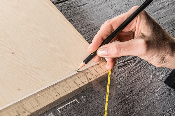 Holz für ein DIY-Vogelhaus zuschneiden