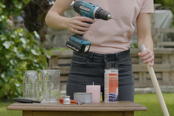 Schöne Windlichter zum Basteln aus reinem alten Besenstiel und einer Dose