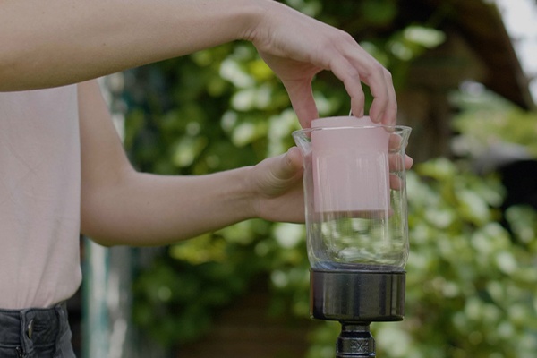 Windlicht auf den Stiel setzen und Gemütlichkeit im Garten genießen