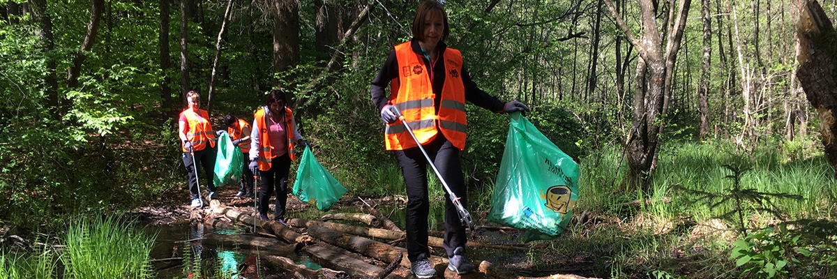 Foto zeigt Gruppe junger Menschen, die sich gemeinsam in Sozialprojekt engagieren.