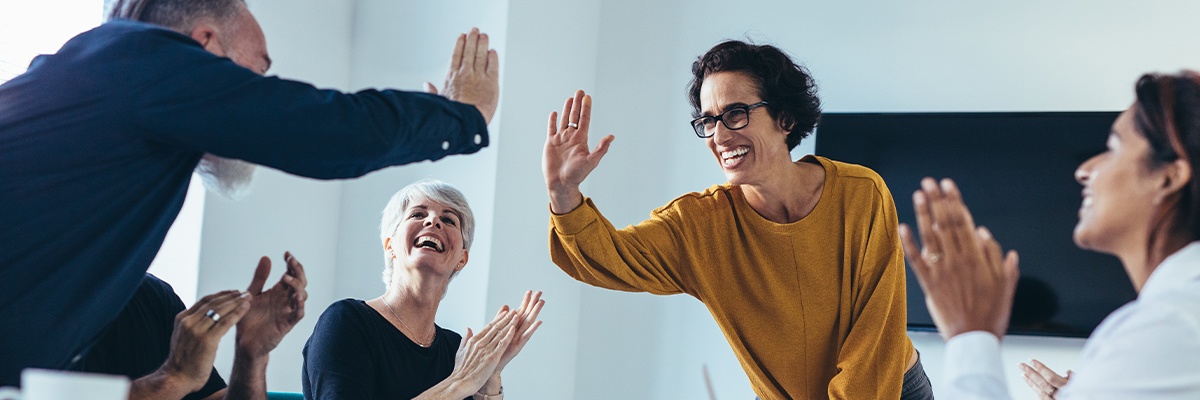 Eine Frau klatscht mit einem Mann in die Hände