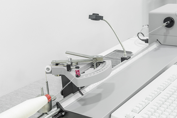 Foto zeigt, wie das Flächengewicht gemessen wird.