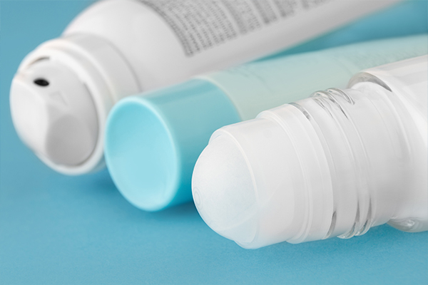 Drei Deos legen auf einem Tisch