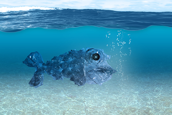 Blauer Fisch aus Plastik unter Wasser."