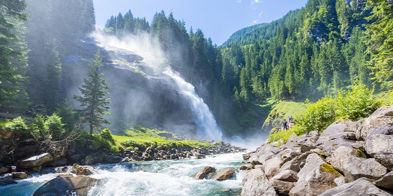 Foto zeigt eine herrliche Berglandschaft mit Wasserfall