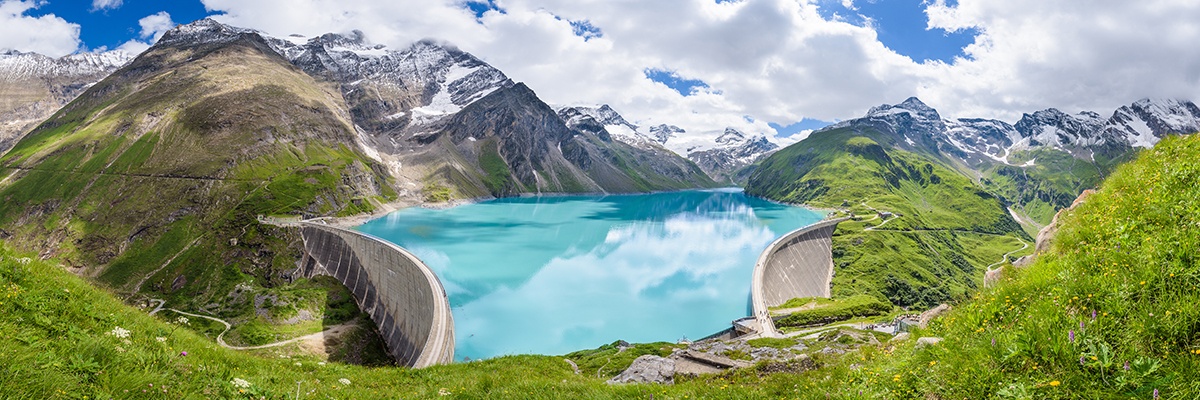 Speichersee zwischen Bergen