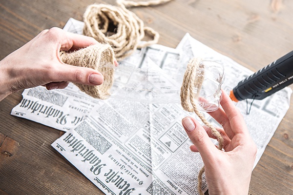Flasche dekorativ mit Schnüren umwickeln