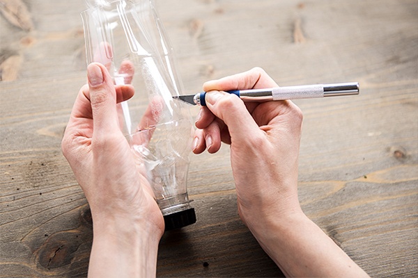 Mit dem Cuttermesser ein Rechteck in die Flasche schneiden