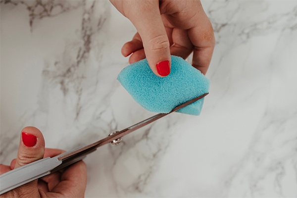 Kleine, bunte Fische aus Schwämmen zurechtschneiden