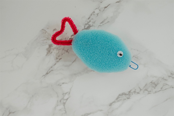 Die Fische aus Schwämmen mit Wackelaugen und Pfeiffenputzerdraht, die Büroklammer dient als Mund