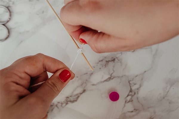 Die Angeln aus kleinen Holzstäbchen und einem Faden basteln