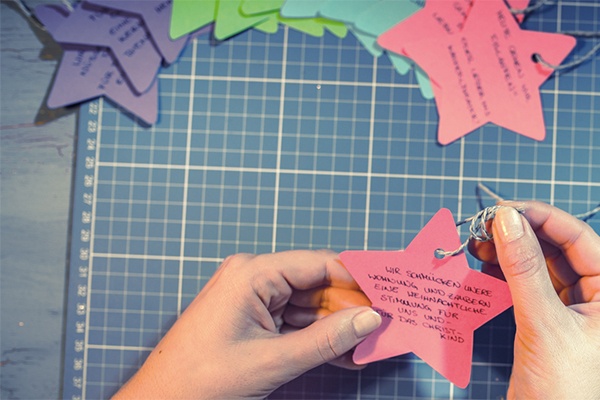 Bunter Stern wird mit einem Faden durchzogen und mit einer Aktivität beschriftet