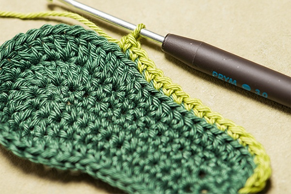 Zuerst die Sohle, dann den Rest des Schühchens häkeln 