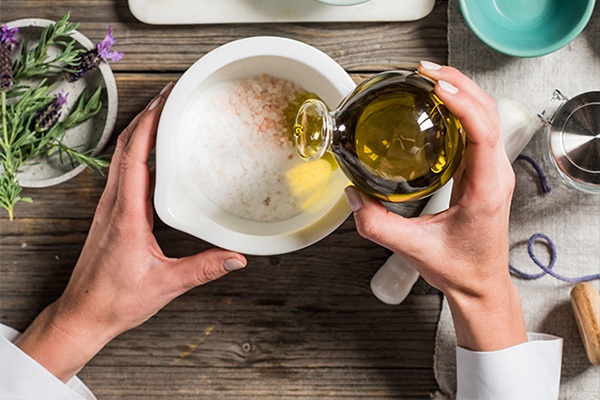 Öl zum Salz in den Mörser geben