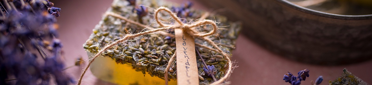 Stück Handseife aus Naturmaterialien, mit Lavendel und einem beschrifteten Geschenkanhänger