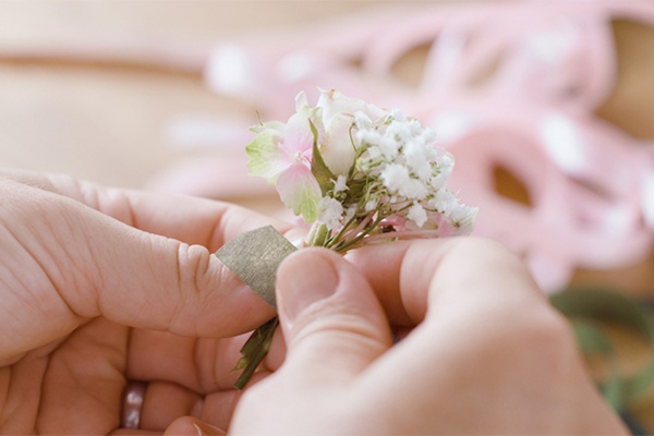 Nun die Blüten zu kleinen Sträußen zusammenbinden