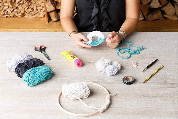 DIY Mobile aus bunten Stoff Bommeln fürs Kinderzimmer zum Nachmachen