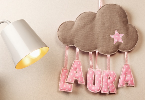 Mobile aus Stoffbuchstaben