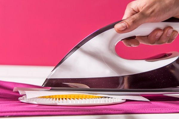 Fertiges Bild aus Bügelperlen mit dem Bügeleisen zusammenfügen