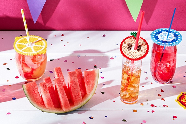 Getränke mit einem selbstgemachten Deckel im Sommer vor Insekten schützen