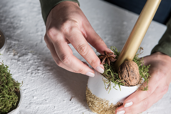 Kerzenständer mit Gold und Waldelementen