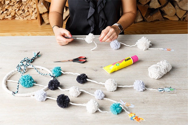 DIY Mobile aus bunten Stoff Bommeln fürs Kinderzimmer zum Nachmachen