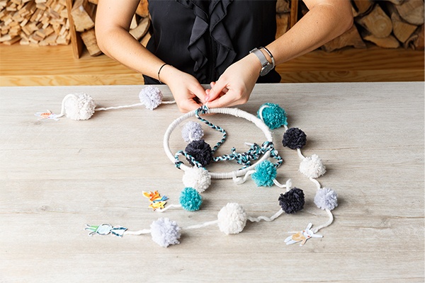 DIY Mobile aus bunten Stoff Bommeln fürs Kinderzimmer zum Nachmachen