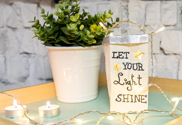 Milchverpackungen kreativ wiederverwenden mit der DIY-Stimmungsleuchte zum Nachmachen