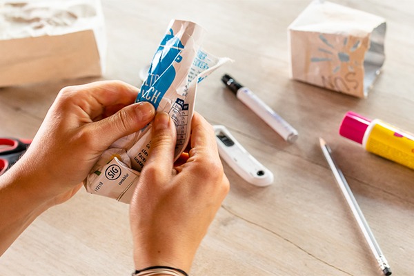 Milchverpackung zerknüllen