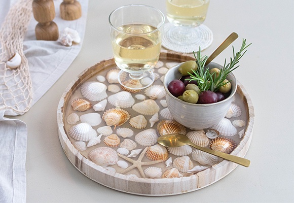 Sommerliches Deko-Tablett mit Muscheln selbst gestalten – so geht´s
