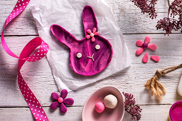 rosa Osterhase aus Knetmasse