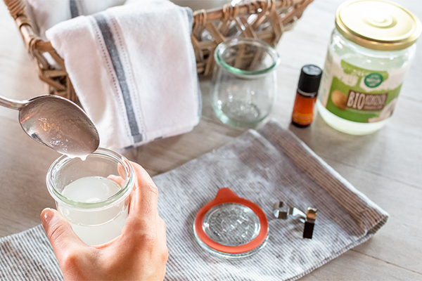 Deo wird in ein Rexglas gefüllt