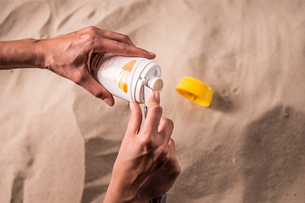 Leere Sonnencreme als Versteck für Wertsachen nutzen