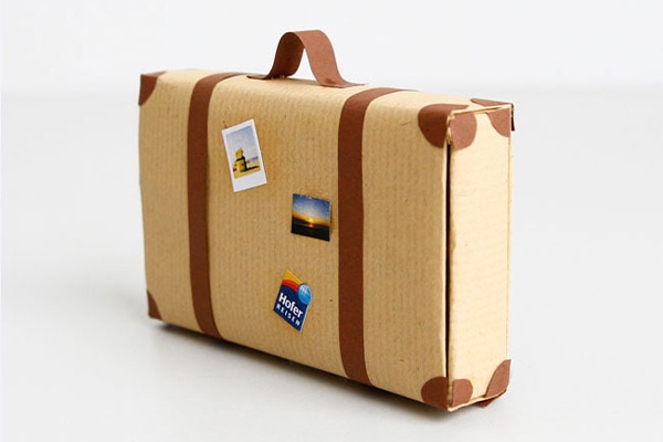 Den Koffer mit Fotos im Mini-Format verzieren