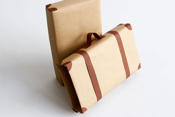 Das Papier zu einer Schachtel falten und mit dunkleren Bändern bekleben