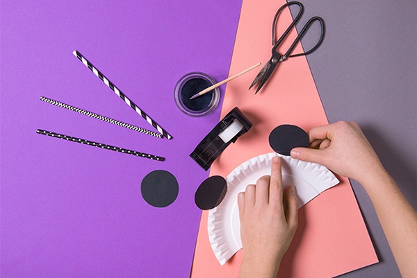 Ohren auf die Faschings-Tiermasken kleben