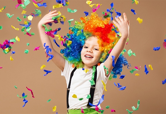 Die besten Tipps für die Kinderfaschingsparty mit bunter Dekoration