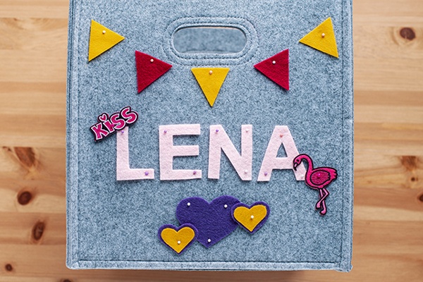 Filzkorb mit Buchstaben und weiteren Dekoelementen aus Filz verzieren