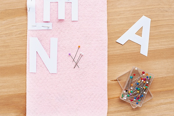 Buchstaben auf Filz aufzeichnen und ausschneiden