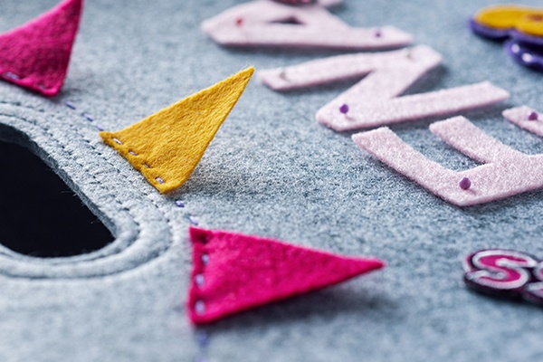 Dekorativ verzierte Filzkörbe für Kinder